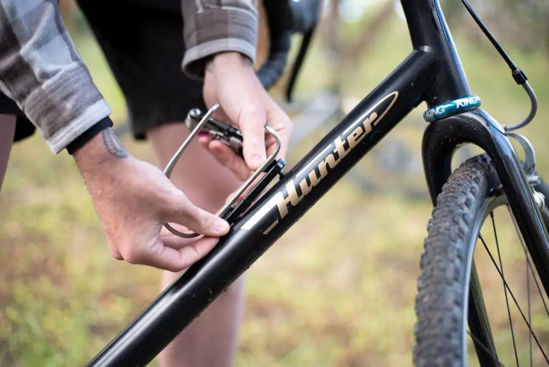 Knog Scout fietsalarm & tracker Apple AirTag - Geel/Zwart - afbeelding 2 van 6