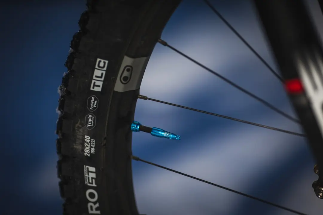 Lezyne CNC TLR Tubeless Ventiel 80mm Blauw - afbeelding 2 van 4