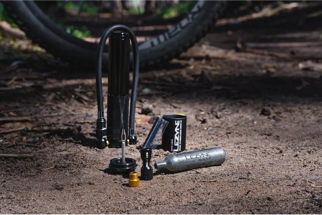 Lezyne CNC Tubeless Drive Handpomp - Zwart - afbeelding 2 van 6
