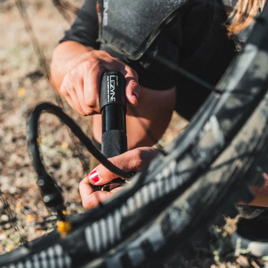 Lezyne CNC Tubeless Drive Handpomp - Zwart - afbeelding 3 van 6
