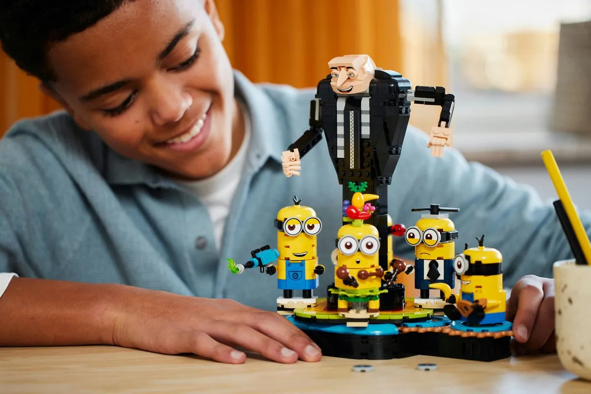 LEGO Despicable Me 4 Gru en Minions Bouwset 75582 - Blauw