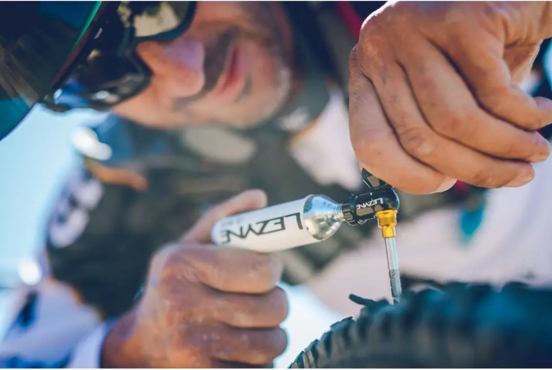 Lezyne Tubeless CO2 Blaster + 2x20g CO2 - afbeelding 2 van 6