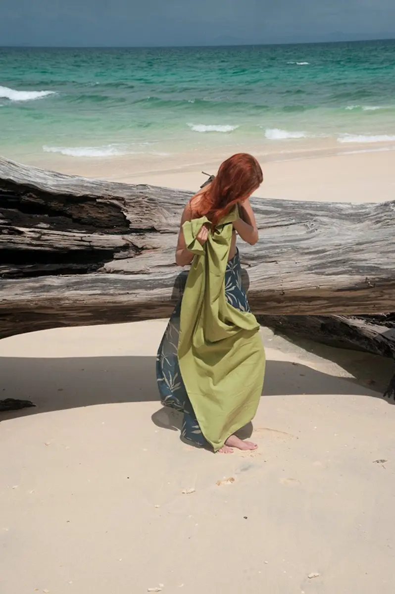 Cocoon Towel Ultralight Large Manatee Grey - afbeelding 4 van 5