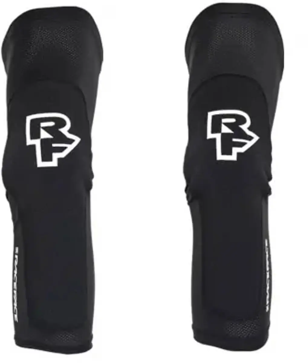Race Face Charge Stealth Kniebrace - Zwart/Wit - afbeelding 4 van 5