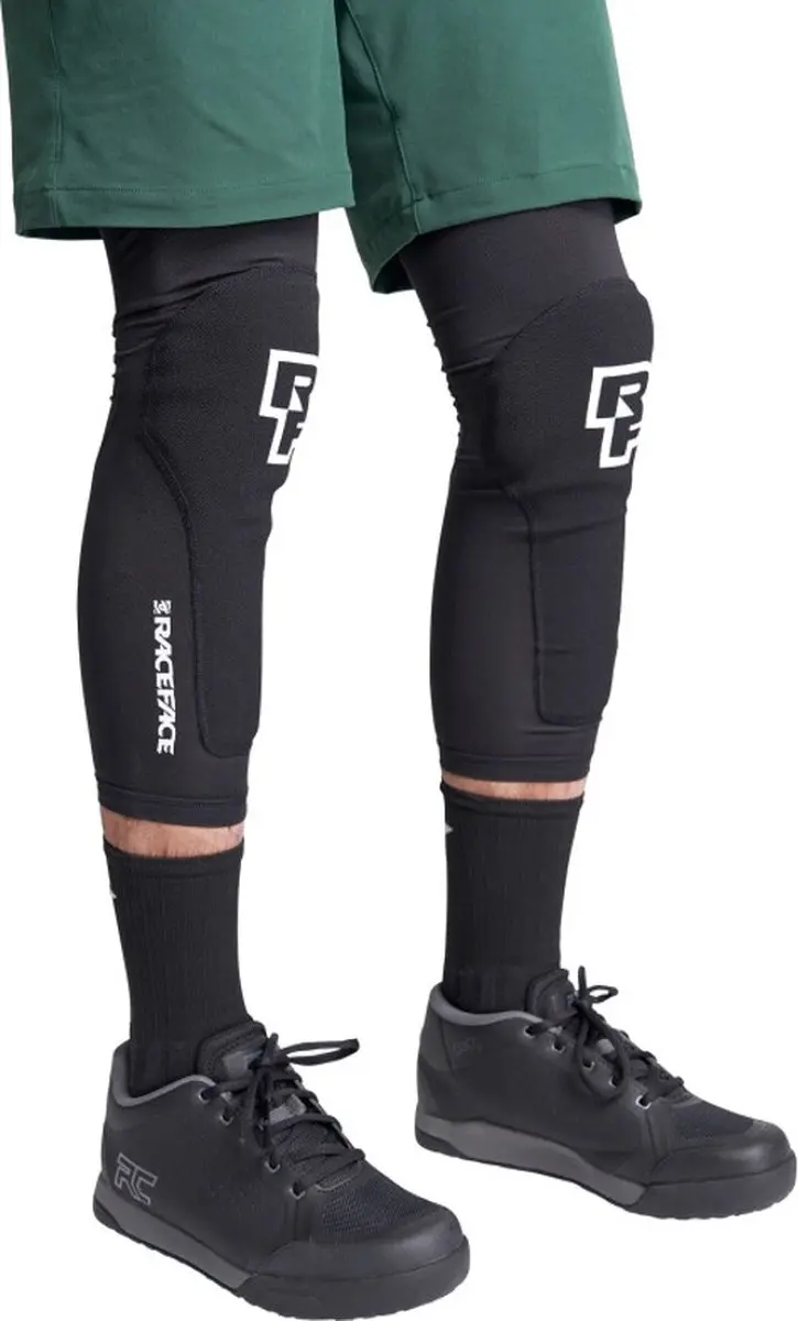 Race Face Charge Stealth Kniebrace - Zwart/Wit - afbeelding 3 van 5