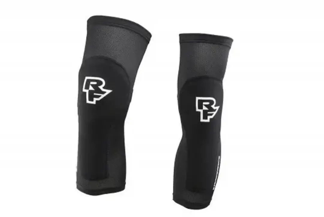 Race Face Charge Stealth Kniebrace - Zwart/Wit - afbeelding 5 van 5