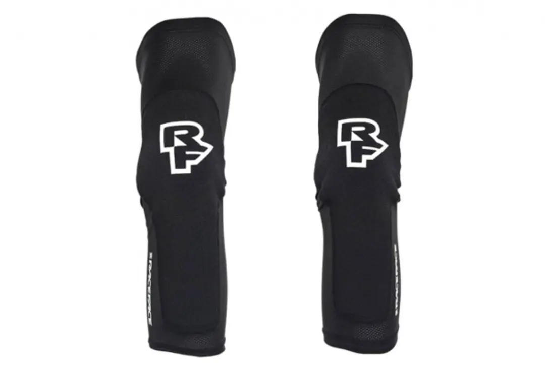 Race Face Charge Stealth Kniebrace - Zwart/Wit - afbeelding 2 van 5