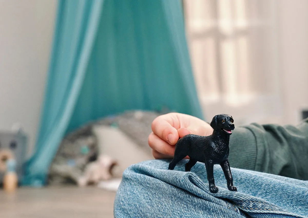 Schleich Farm World Zwarte Labrador Retriever Pup 14922