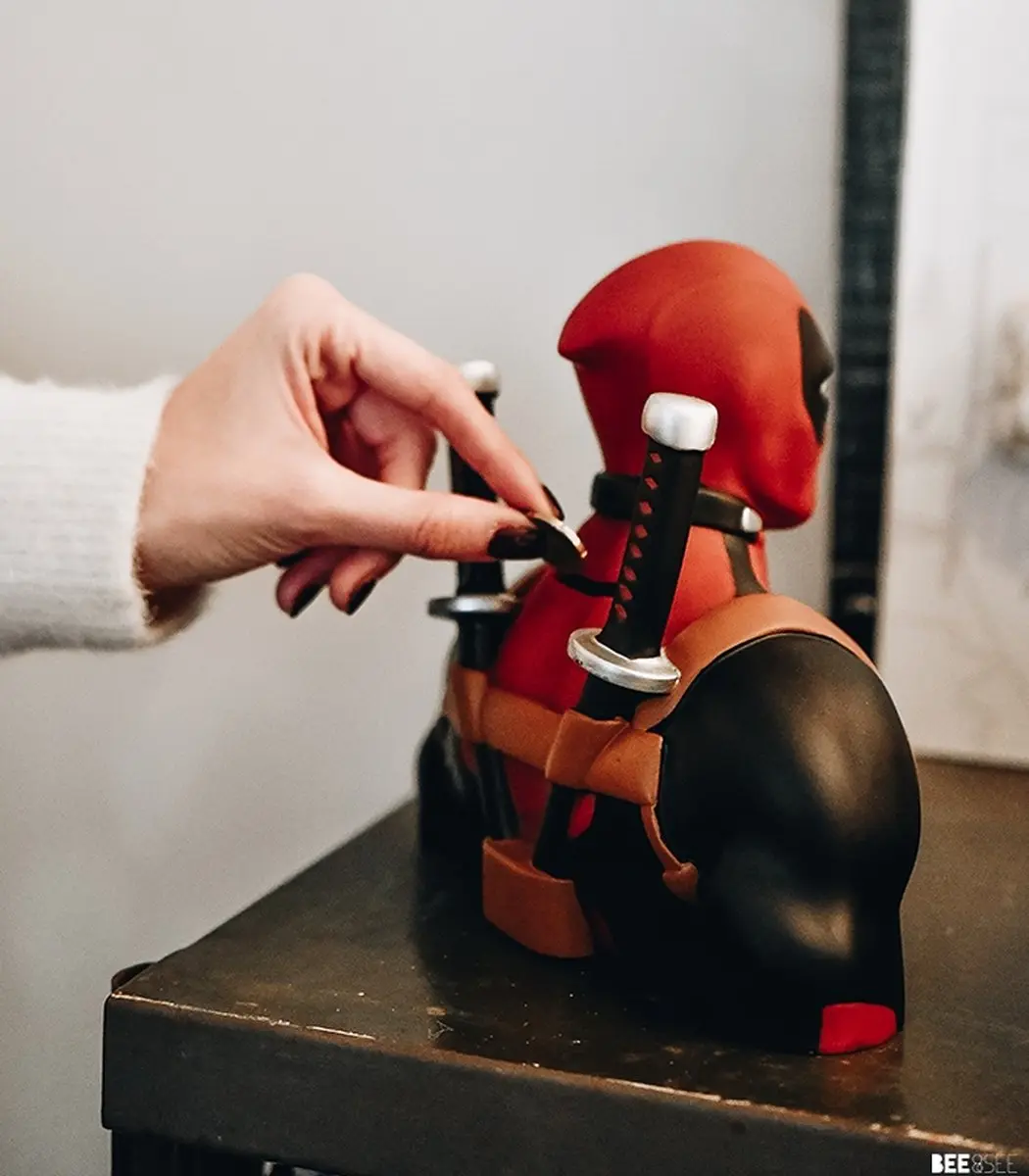 Marvel Deadpool Deluxe Spaarpot - Rood - afbeelding 4 van 6