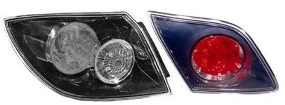 Achterlichtglas binnen l Mazda 3 (bk). Model: 2003-10