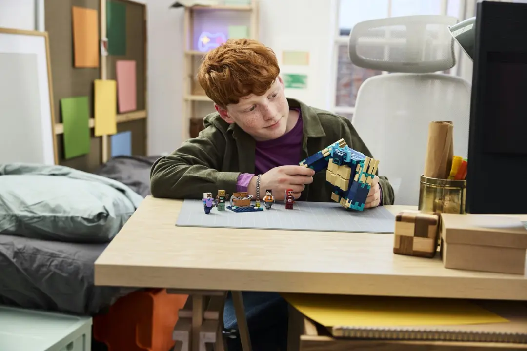 LEGO Minecraft De Strijd tegen de Duistere Opzichter 21591 - afbeelding 2 van 6