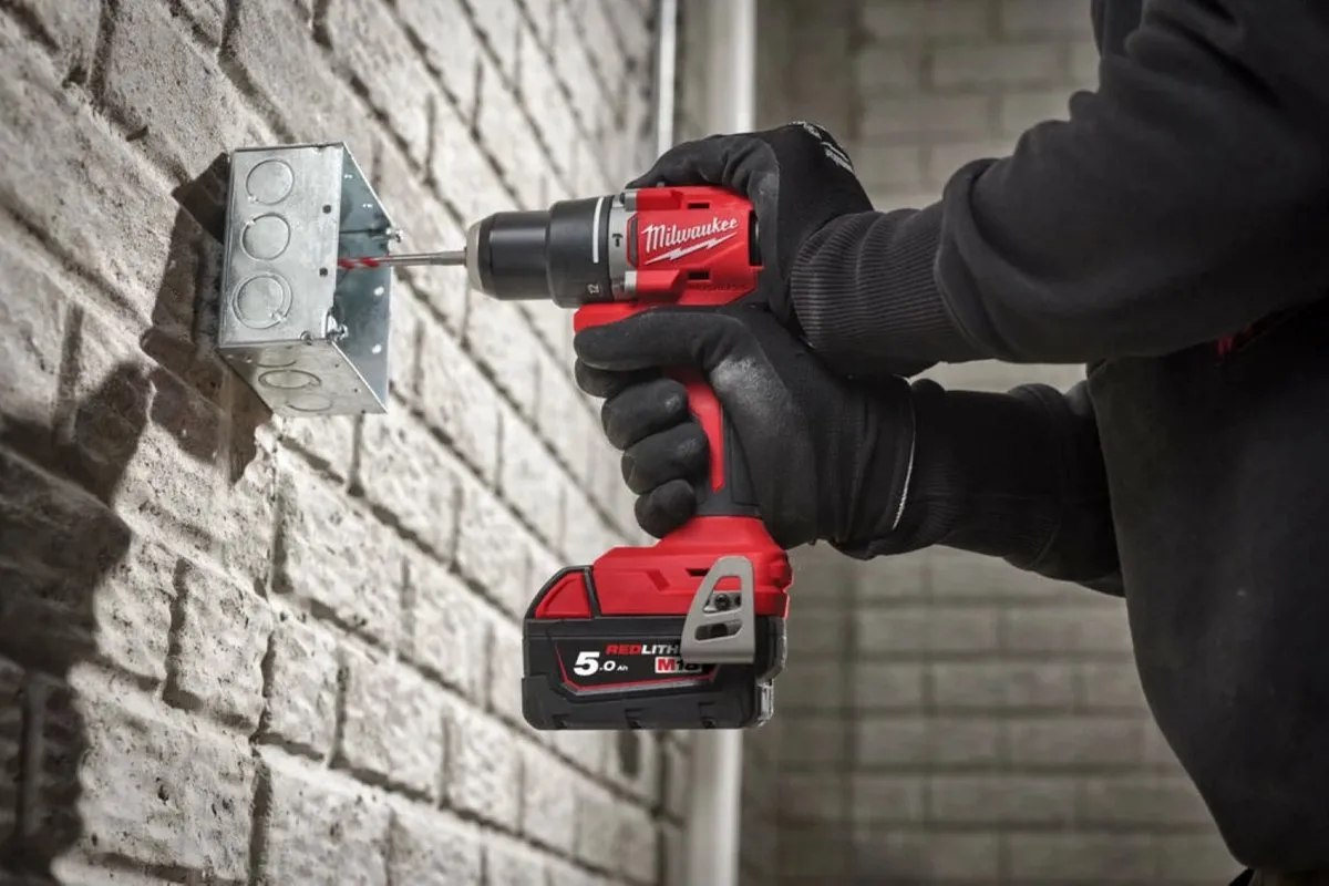 Milwaukee M18 BLDDRC-502C Boor-/schroefmachine - 2x 18V 5.0Ah Accu + Oplader