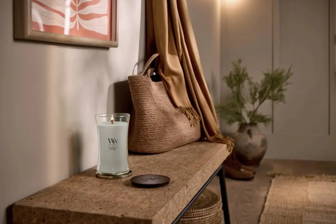 WoodWick Hourglass Tonka & Almond Milk Geurkaars - afbeelding 2 van 5