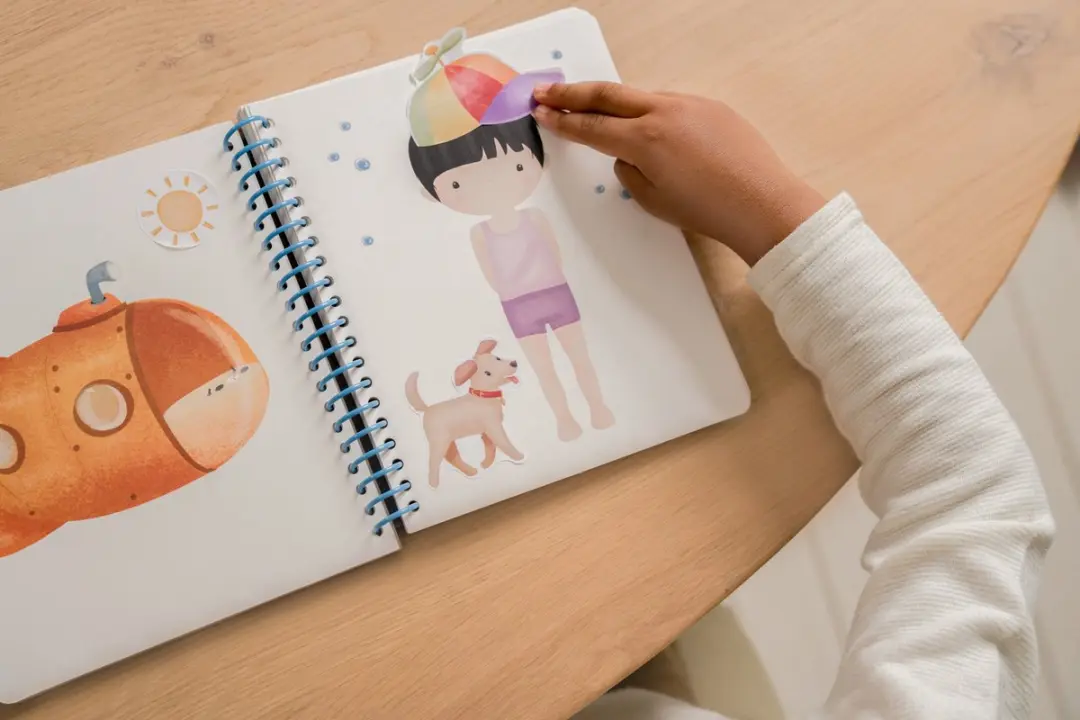 Little Dutch Aankleedboek Dress Me Up - Rosa & Friends - Stickerboek - 24 pagina's - 12 stickerpagina's - Knutselen - Speelgoed kinderen - Voor meisjes en jongens - afbeelding 5 van 6