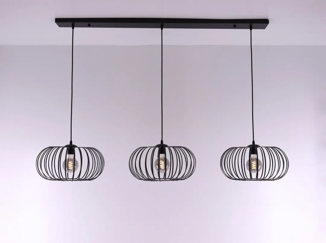 Hanglamp zwart met 3 zwarte opengewerkte hangers