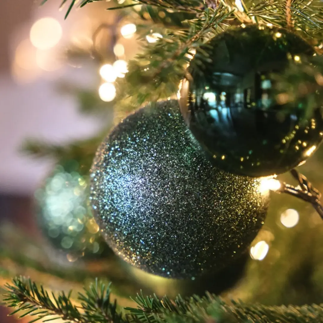 Decoris Kunststof Kerstballen Dennengroen 6cm - 100 stuks - afbeelding 3 van 6