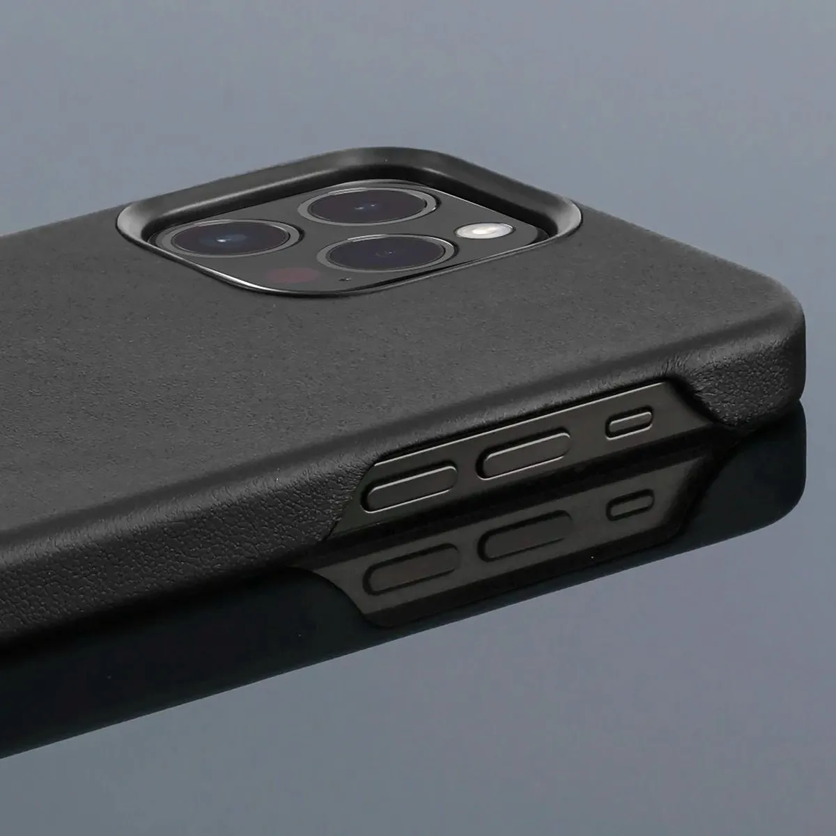 Hama MagCase Finest Sense Cover iPhone 14 Pro - MagSafe - Zwart
