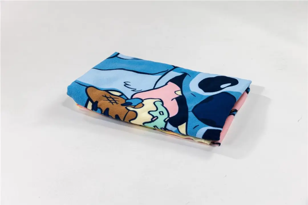 Lilo & Stitch Beach and Love Strandlaken 70x140cm - afbeelding 2 van 5