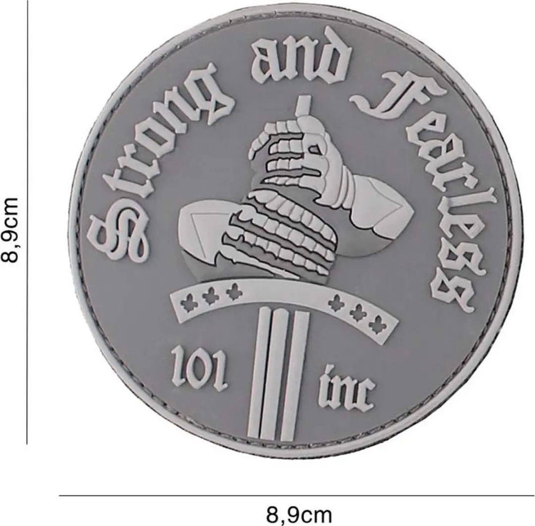 Embleem, 3D PVC Strong and fearless grijs