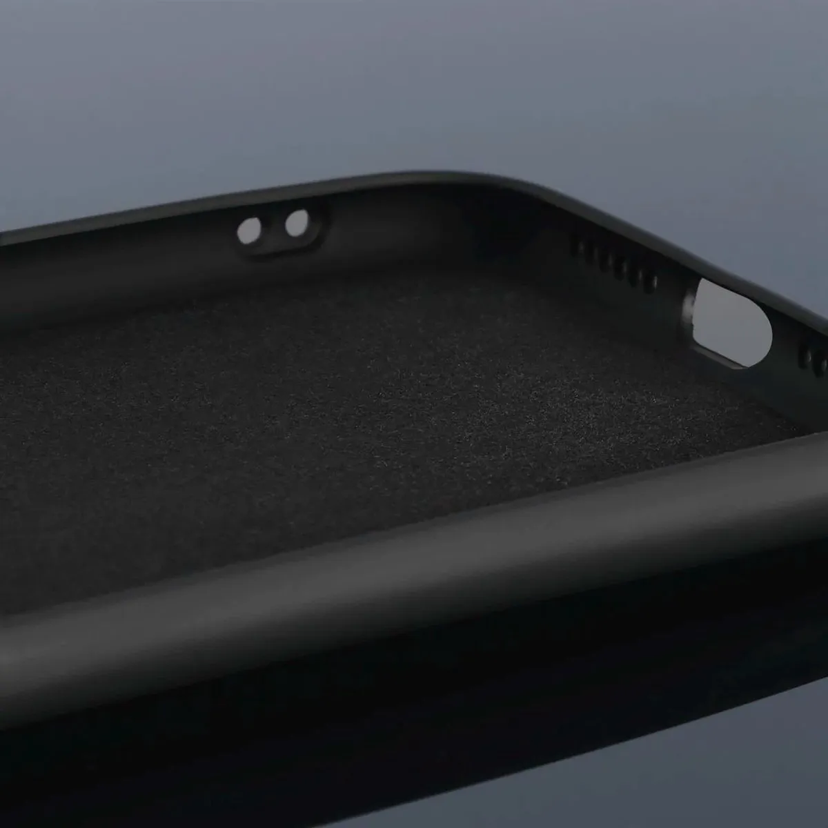 Hama Finest Feel Cover iPhone 11 - Zwart - afbeelding 2 van 6