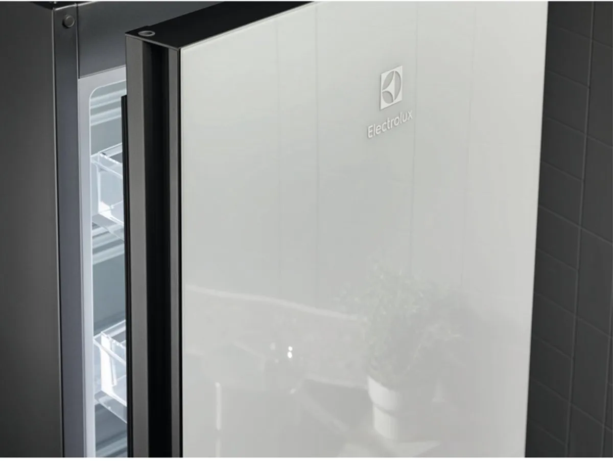 Electrolux LNT7ME34G1 Koel/Vriescombinatie 366L - 8 Kg/24h Invries