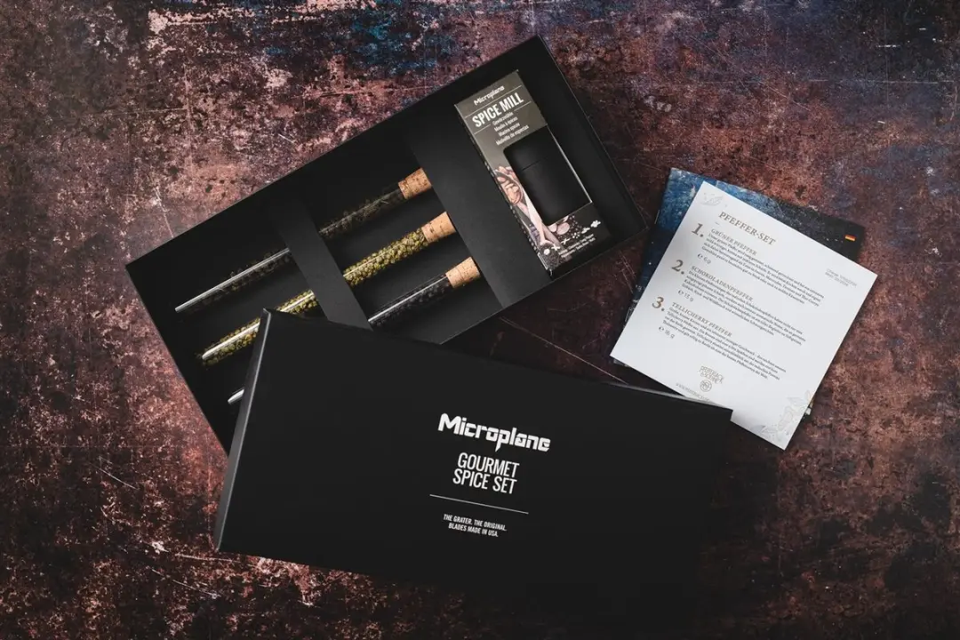 MICROPLANE - Set Nootmuskaatmolen Zwart met 3 Soorten Peper - afbeelding 6 van 6
