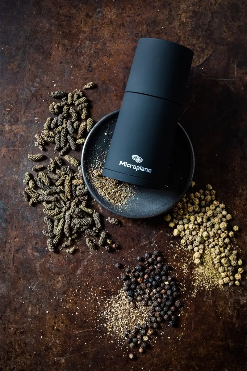 MICROPLANE - Set Nootmuskaatmolen Zwart met 3 Soorten Peper - afbeelding 3 van 6