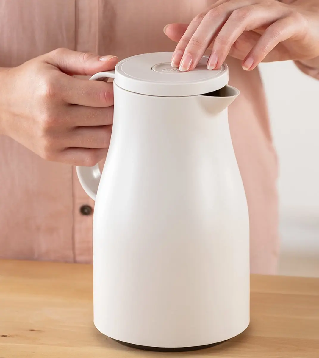 Alfi Econscious Schenkkan 1L - Oatmeal Beige - afbeelding 3 van 4