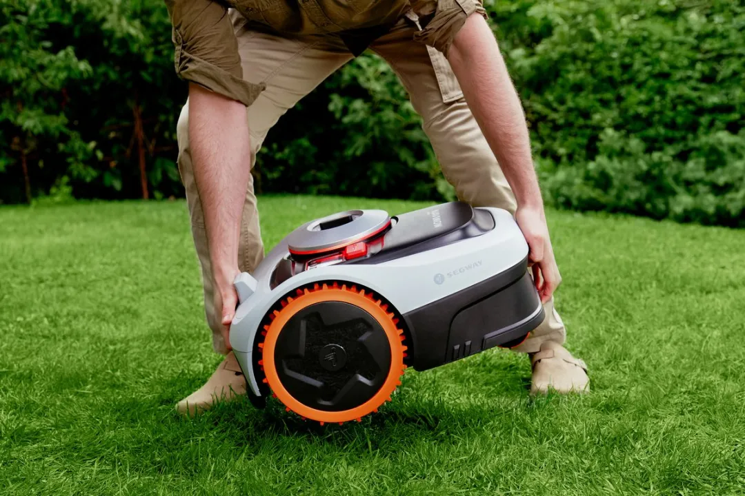 Segway Navimow i208 AWD - Robotgrasmaaier - NRTK + Vision - Zonder Grensdraad & Zonder Antenne - Automatische installatie - 800m² - 45% Helling - AI Obstakelvermijding - Apple Find My - Super Stil 59dB - 3 Jaar GarantieRobotgrasmaaier