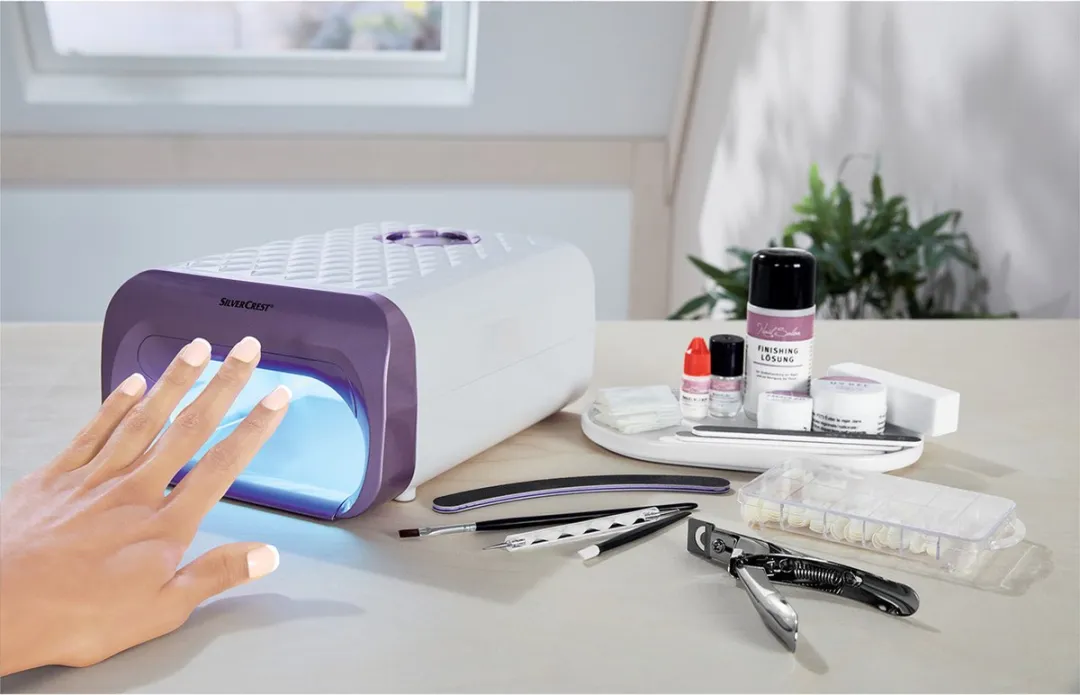 Silvercrest Nagelstudioset - Vermogen: 45 W - Afmetingen: 27,5 x 21 x 12,5 cm - Kenmerk: automatische uitschakeling - Voor natuurlijke nagelversterking, nieuwe modellering en voor het opvullen - Compleet starterspakket met 217 stuks - Nagelstudio Set