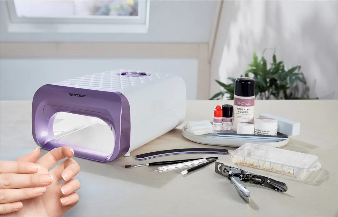 Silvercrest Nagelstudioset - Vermogen: 45 W - Afmetingen: 27,5 x 21 x 12,5 cm - Kenmerk: automatische uitschakeling - Voor natuurlijke nagelversterking, nieuwe modellering en voor het opvullen - Compleet starterspakket met 217 stuks - Nagelstudio Set