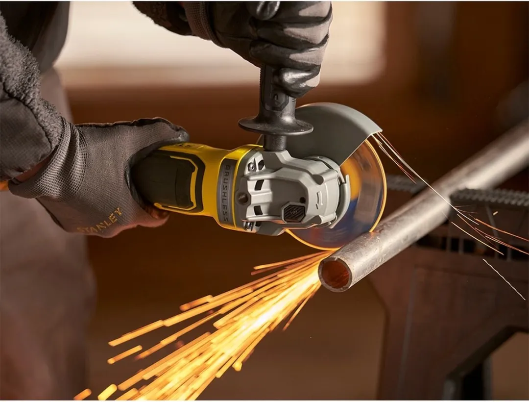 Stanley FatMax V20 SFMCG700M2K Haakse Slijper 125mm - 2x 4.0Ah - Metaal