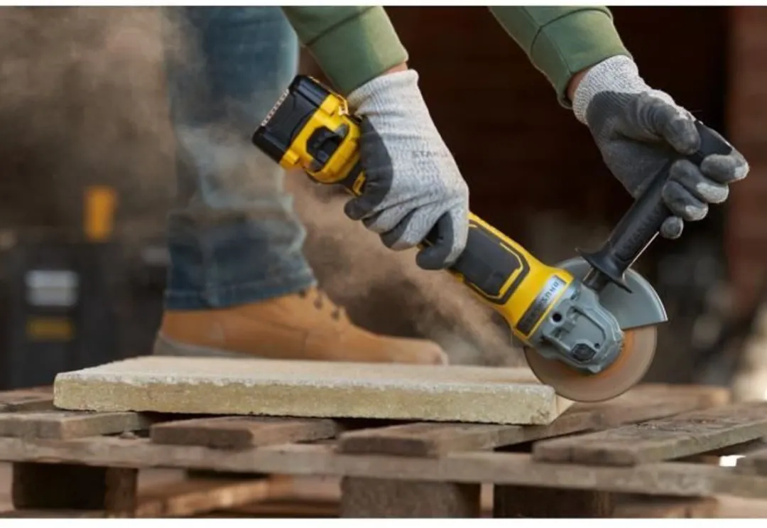 Stanley FatMax V20 SFMCG700M2K Haakse Slijper 125mm - 2x 4.0Ah - Metaal