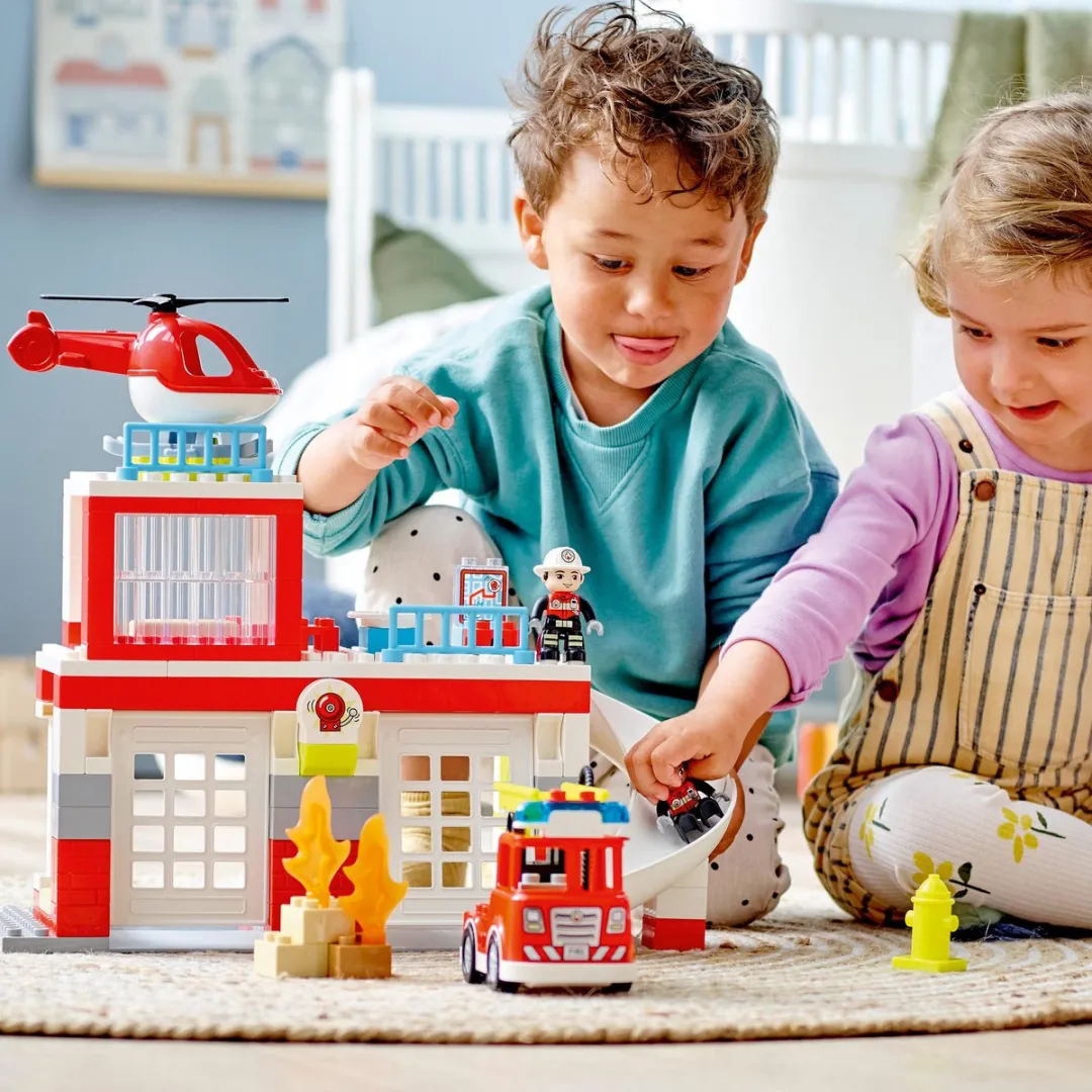 LEGO DUPLO Brandweerkazerne & Helikopter 10970 - 117 Stukken - afbeelding 3 van 6