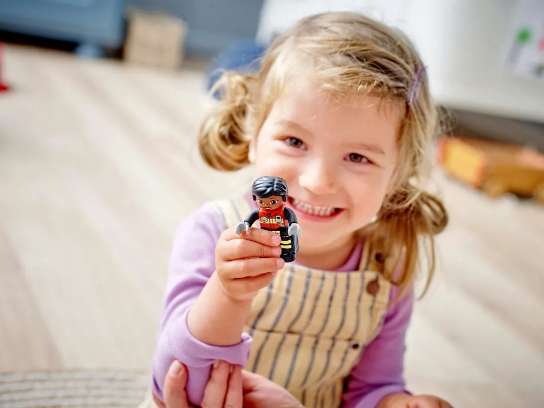 LEGO DUPLO Brandweerkazerne & Helikopter 10970 - 117 Stukken - afbeelding 4 van 6