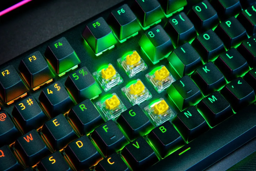 Razer BlackWidow V4 RZ03-04690100-R3M1 Gaming Toetsenbord - Green Switch - Zwart