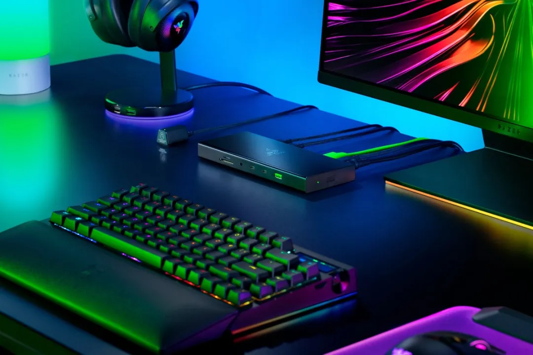Razer USB 4 Dock RC21-02280100-R3EK - 14 Poorten - HDMI - Zwart