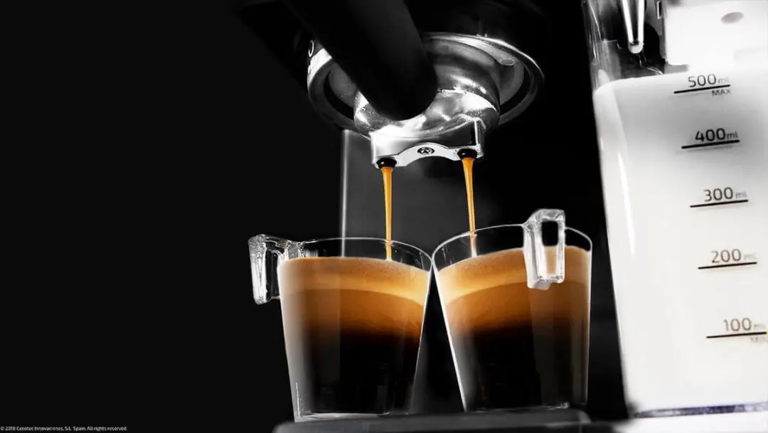 Cecotec Halbautomatische Espressomaschine Power Instant-ccino 20 Touch Serie Nera. 1350 W, 20 Bar Druck, 500 ml Milchtank, Touch-Steuerung, 1,4 Liter Wassertank, Edelstahl-Finish - afbeelding 6 van 6