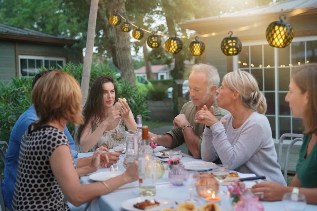 Grundig Zonne-lichtsnoer 10 LED Lampionnen - 12 Lumen - Zwart