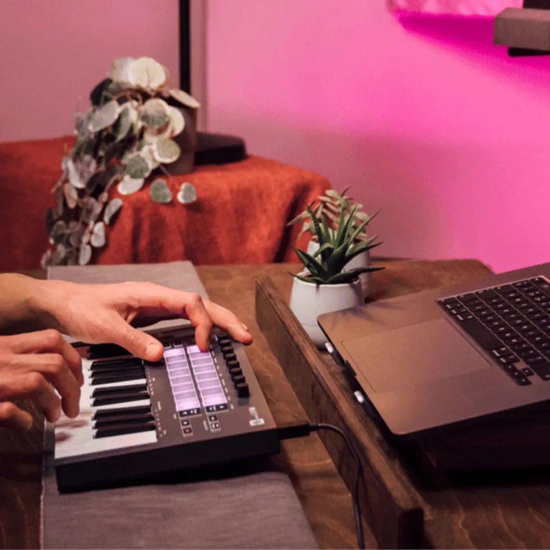 Novation Launchkey Mini 25 MK4 - MIDI Keyboard Controller - 2 Octaven Mini-Toetsen - 16 FSR Drumpad - 8 Encoders - OLED Display - USB-C - DAW Integratie - afbeelding 5 van 6