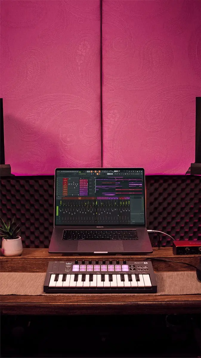Novation Launchkey Mini 25 MK4 - MIDI Keyboard Controller - 2 Octaven Mini-Toetsen - 16 FSR Drumpad - 8 Encoders - OLED Display - USB-C - DAW Integratie - afbeelding 3 van 6
