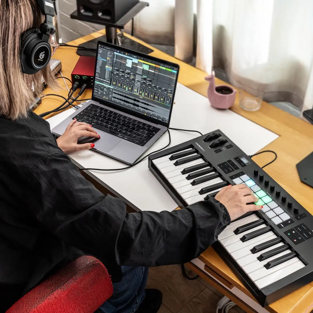 Novation Launchkey 37 MK4 MIDI Keyboard Controller - 37 Toetsen - afbeelding 3 van 6