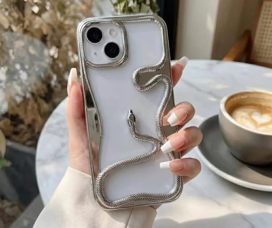 NUVEX iPhone 13 Hoesje - Zilverkleurig - 3D Slang Detail - TPU Softcase