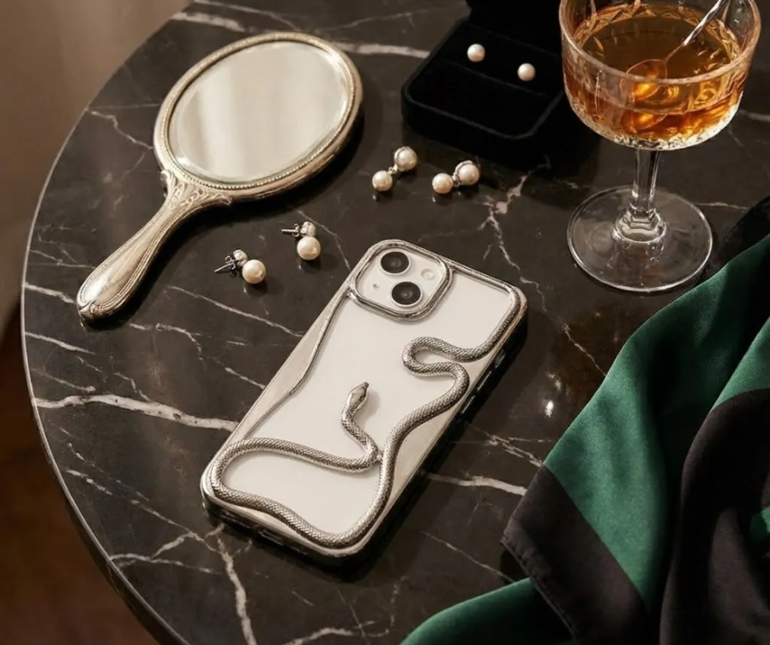 NUVEX iPhone 13 Hoesje - Zilverkleurig - 3D Slang Detail - TPU Softcase