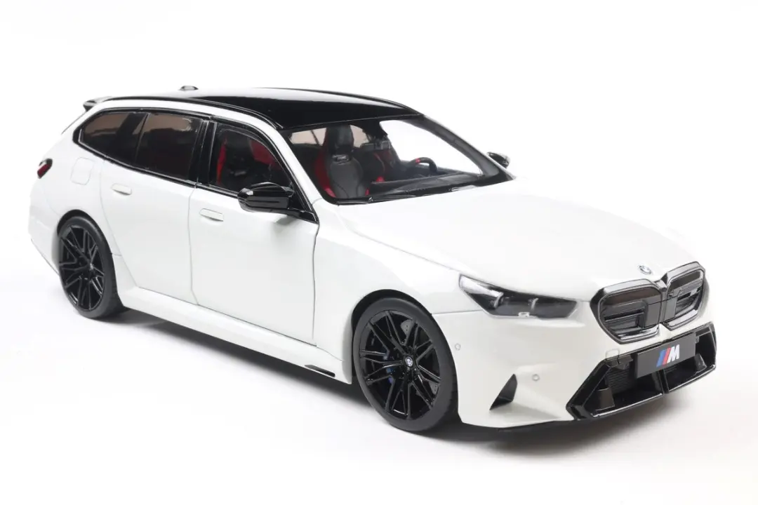 Solido BMW M5 Touring (G99) 1:18 Modelauto - Wit - afbeelding 2 van 6
