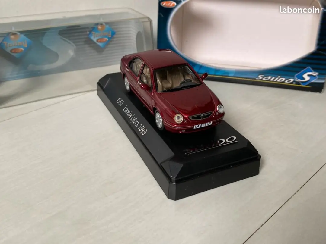 Modelauto Lancia Lybra 1999 red metallic