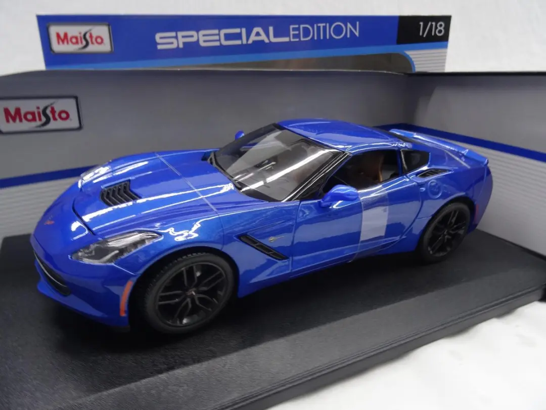 Chevrolet Corvette C7 Z51 2014 Blauw met Zwarte Velgen 1-18 Maisto
