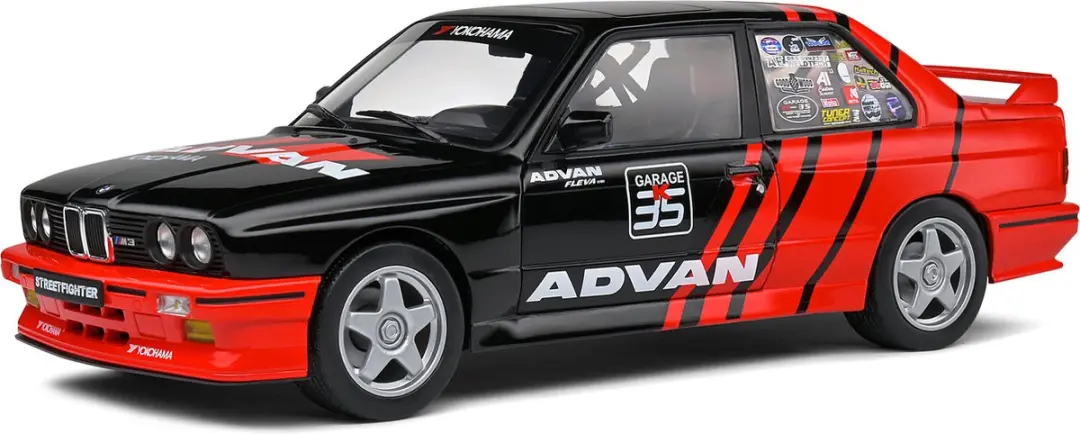 Het 1:18 gegoten model van het BMW 3-Serie M30 Advan Rally Drift Team uit 1990.