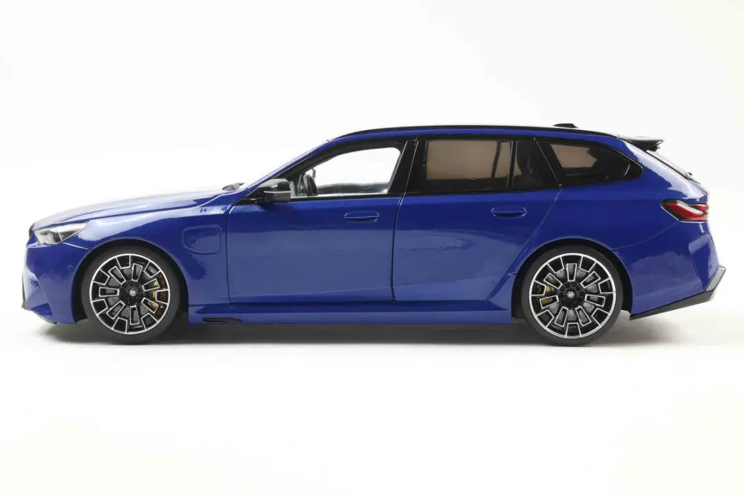 Solido BMW M5 Touring (G99) '24 - 1:18 - Blauw Metallic - afbeelding 2 van 6