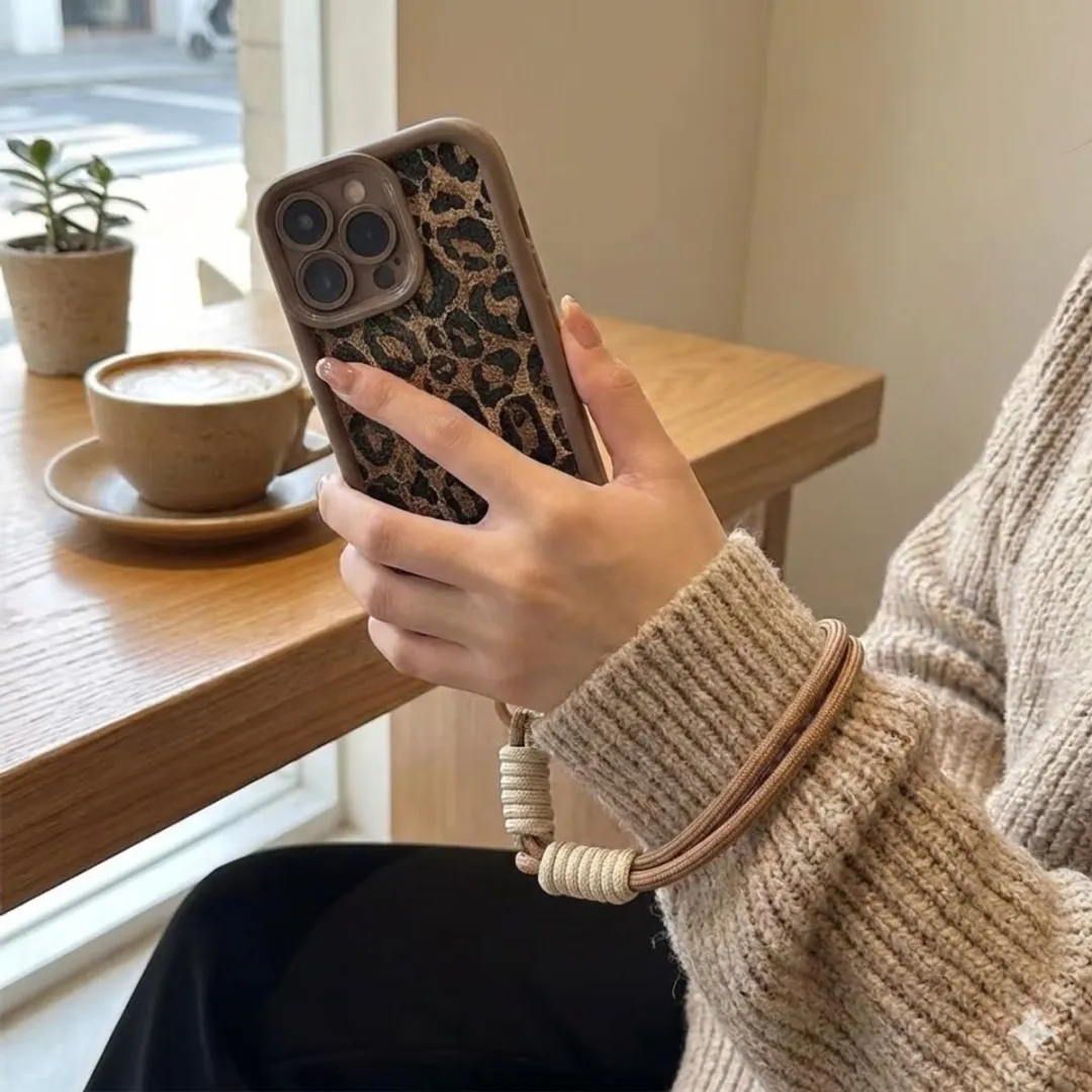 NUVEX iPhone 17 Pro Max Hoesje - Bruin Luipaard Print - Draagkoord